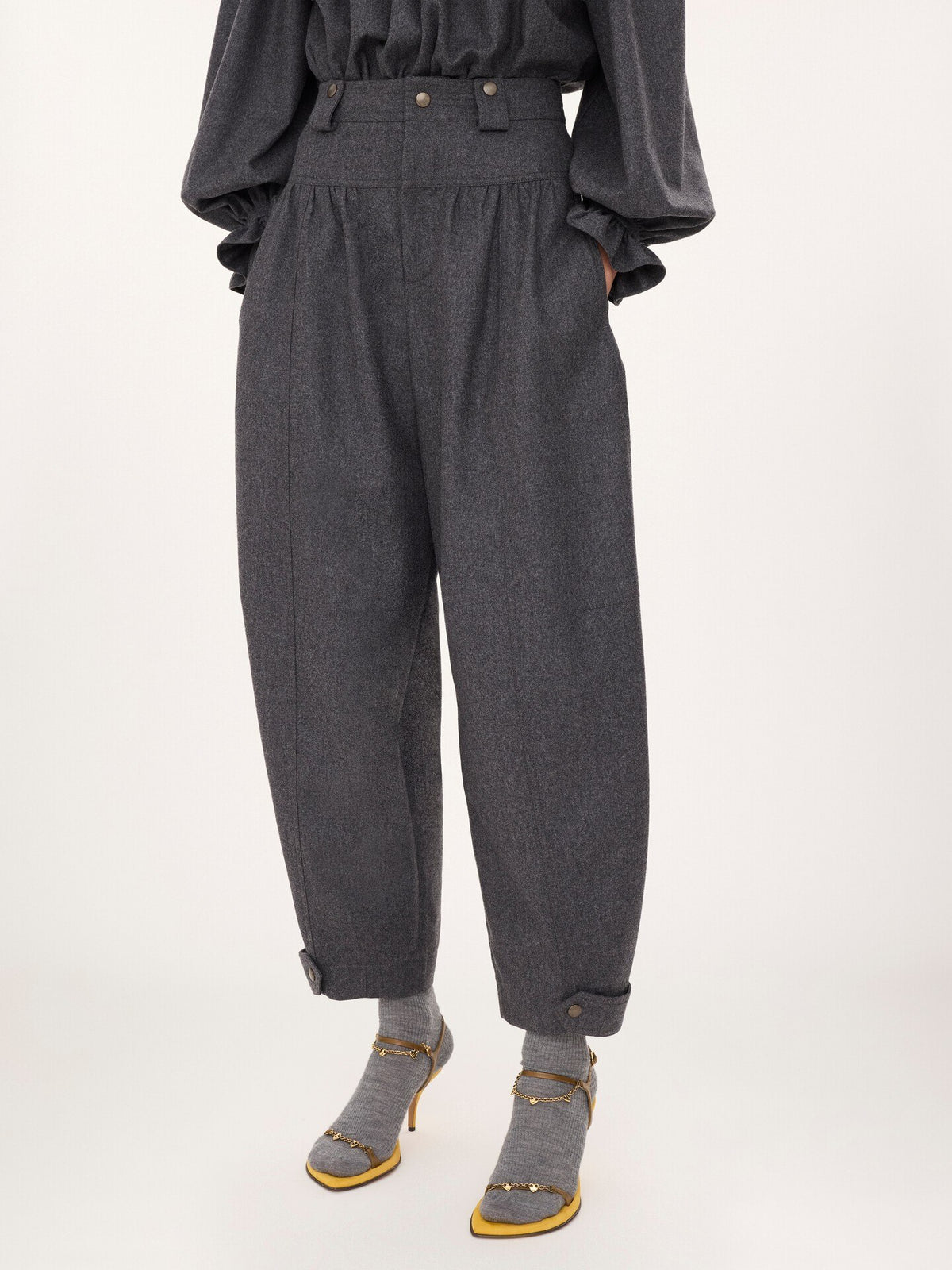 ウール＆カシミアフランネル製ハイライズ バレルパンツ