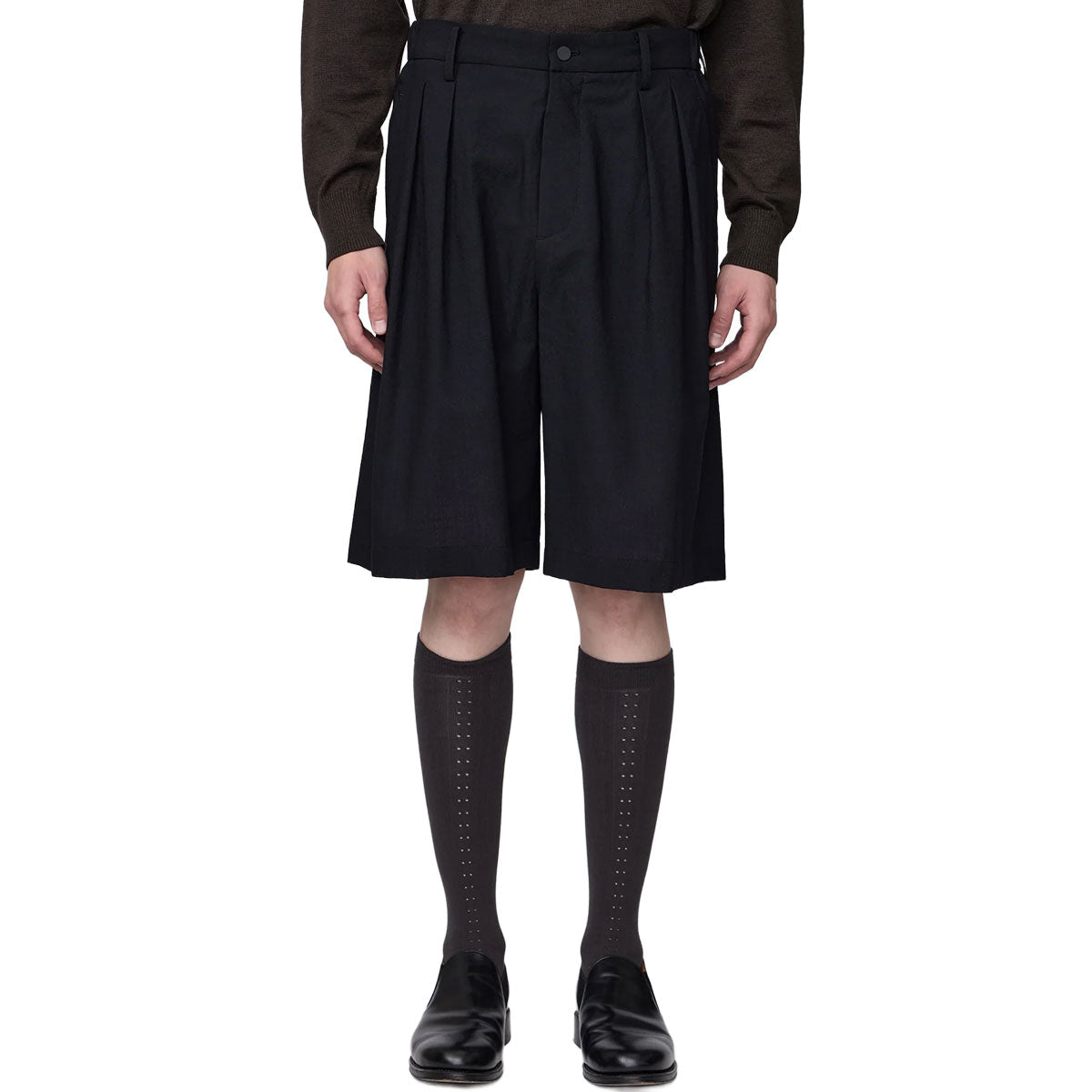 TWO TUCKS WIDE SHORTS