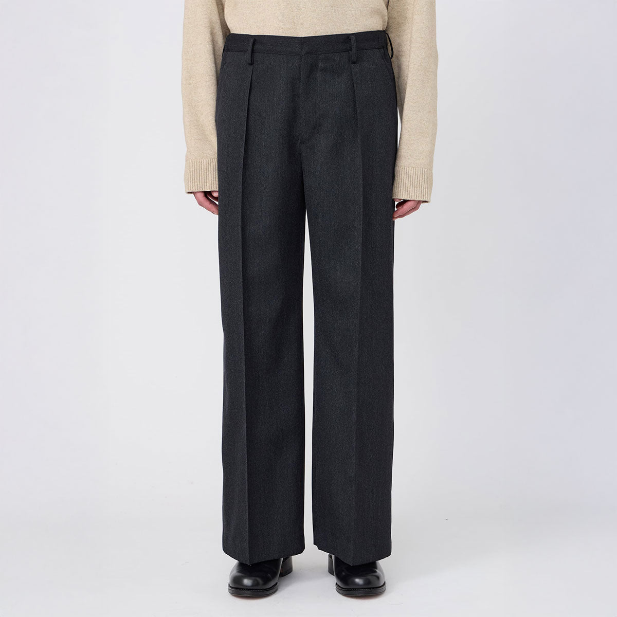 ONE-TUCK BAGGY TROUSERS