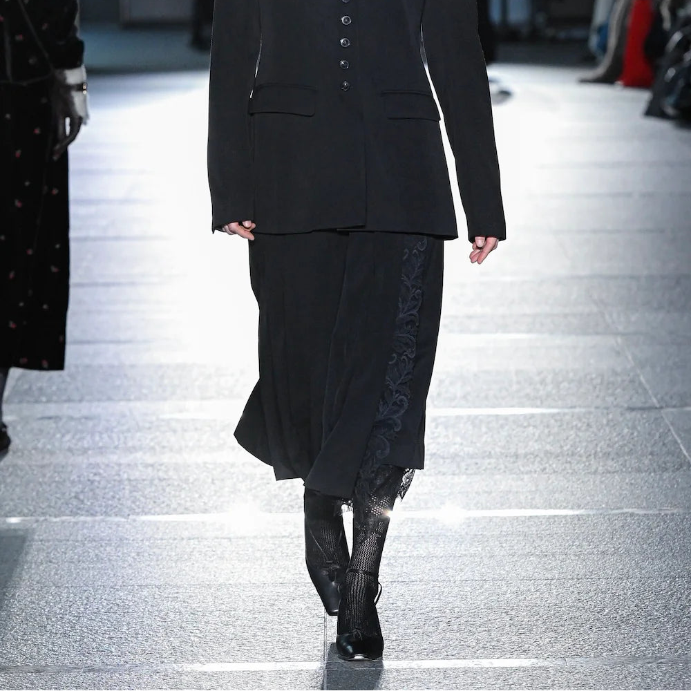 FINE WOOL PLEATED SKIRT WITH LACE TRIM