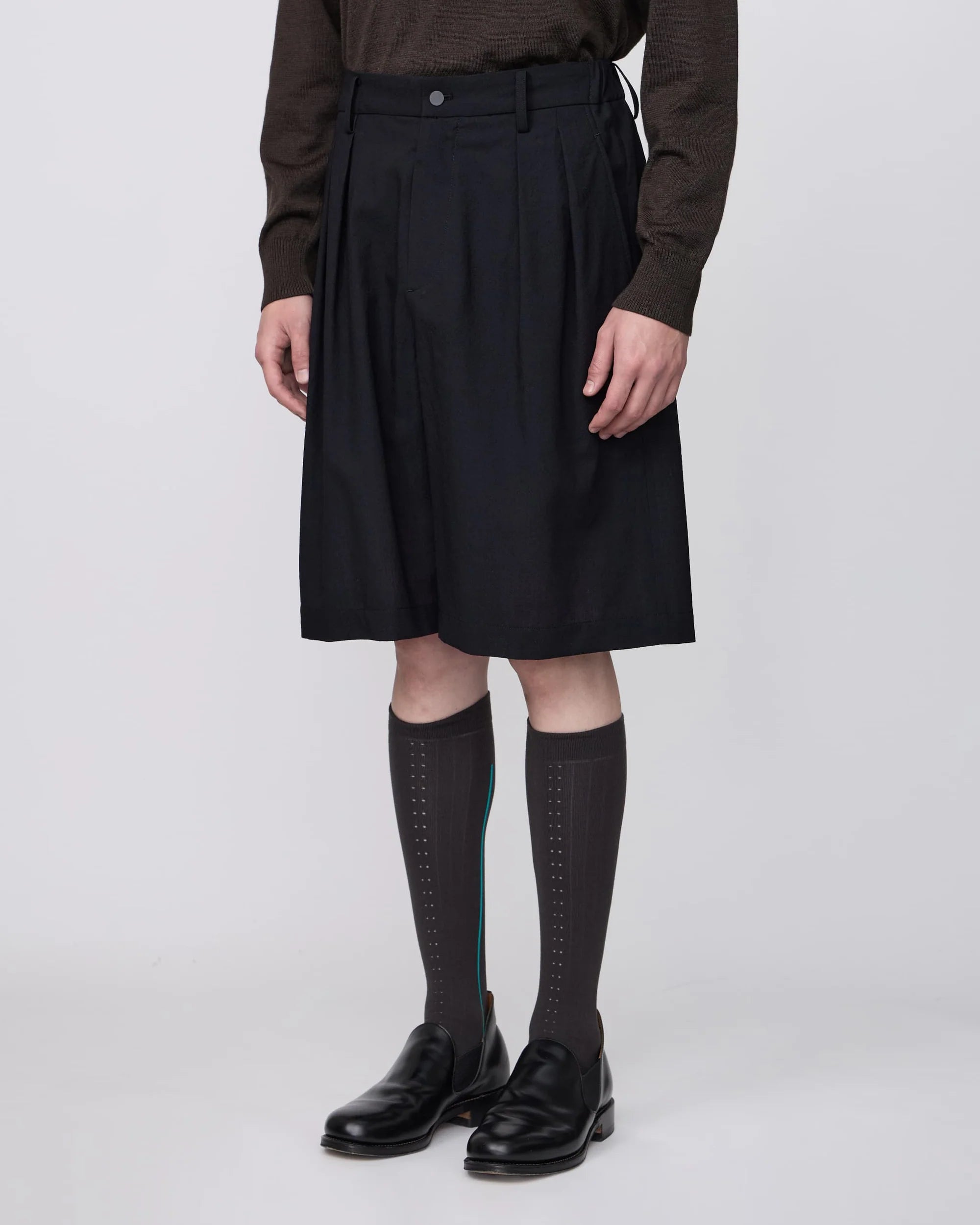TWO TUCKS WIDE SHORTS