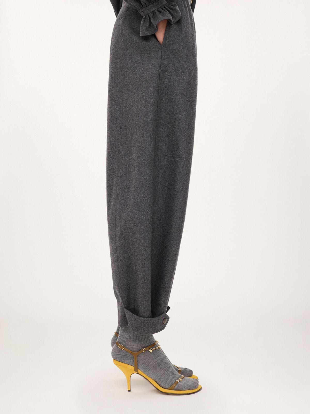 ウール＆カシミアフランネル製ハイライズ バレルパンツ